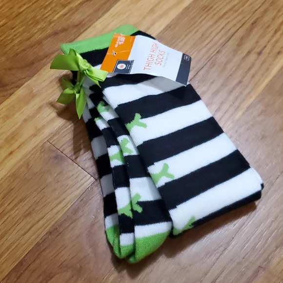 1 Pair of Stripped Thigh High Socks With Green Bows NWT - Picture 5 of 8